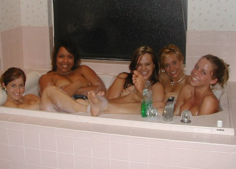 Első pillantásra 5 nő fürdik a fürdőkádban… de nézd meg közelebbről mert valami baljós dolog történt!